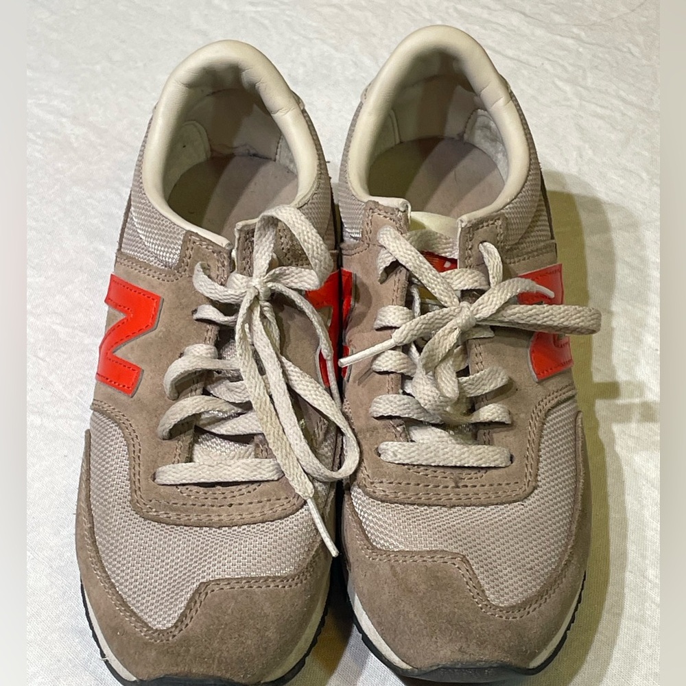 New Balance 620 Tan and Red Sneakers